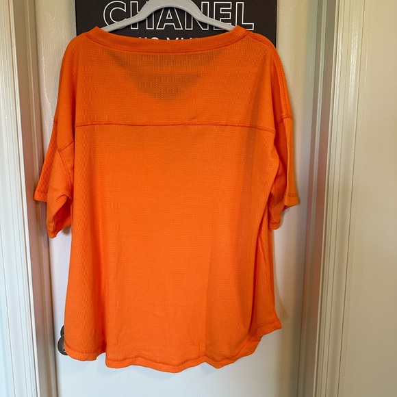 *NEW* OVERSIZED WORKOUT EVERYDAY COMFY TEE - Picture 8 of 12